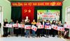 Hội người mù tỉnh tặng quà tết tại huyện Đak Pơ